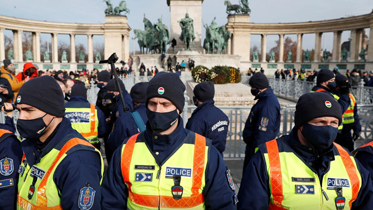 Ουγγαρία: Διαδηλωτές κατά του lockdown βγήκαν στους δρόμους της πρωτεύουσας παρά την απαγόρευση